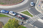Obrázek 1: Chodci přecházející ramena okružní křižovatky ovlivňují proud vozidel na výjezdu (Sokolov)